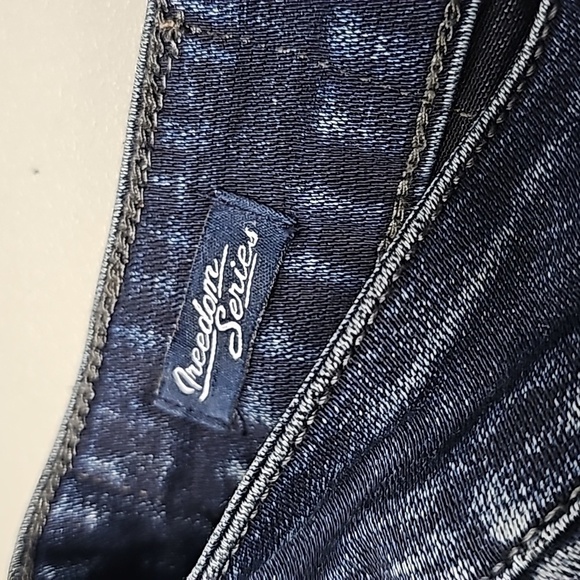 BUFFALO dark wash 32x32 straight leg jeans - Picture 7 of 8